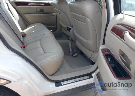 2003 Lincoln Town Car Cartier z USA, uszkodzony, nr VIN 1LNHM83WX3Y635492